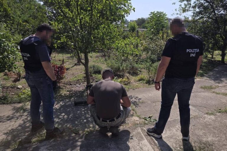 (VIDEO) Lansatoare de grenade antitanc, descoperite într-o gospodărie din Cocieri
