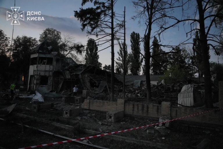 Atac masiv cu rachete și drone asupra Kievului: Noi victime și clădiri avariate