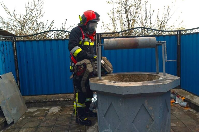 Un bărbat din Dondușeni, salvat de pompieri după ce a căzut într-o fântână