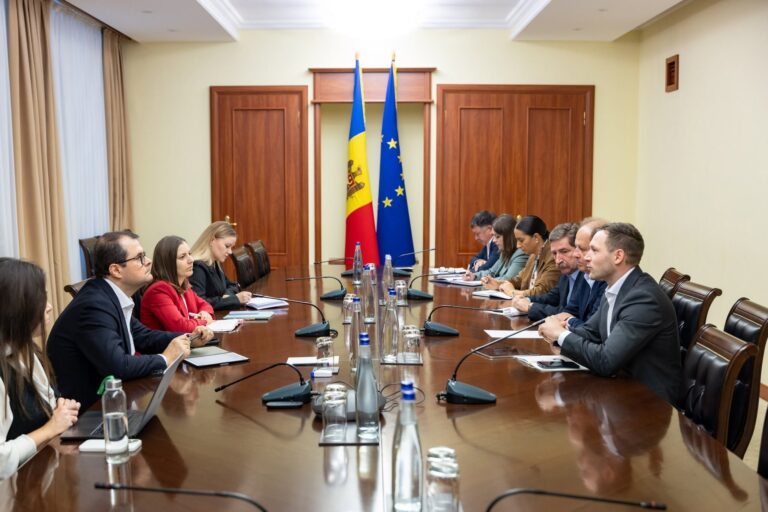 Ședință de lucru la Guvern: Soluțiile pentru menținerea aprovizionării cu apă, pe agendă