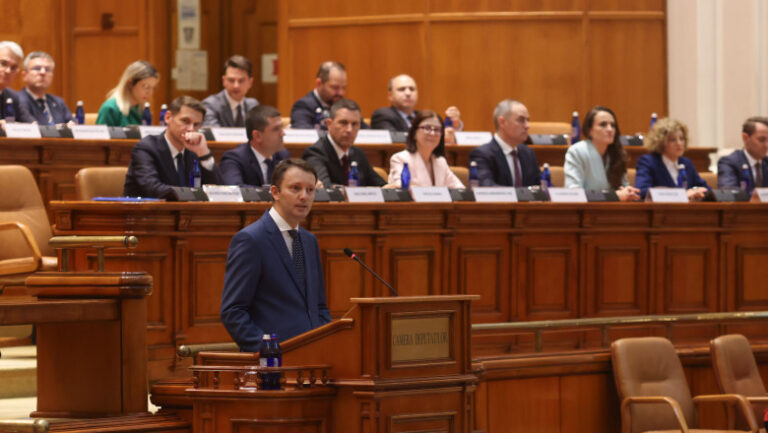 Criza politică se prelungește în România: Guvernul Siegfried Mureșan, respins de Parlament