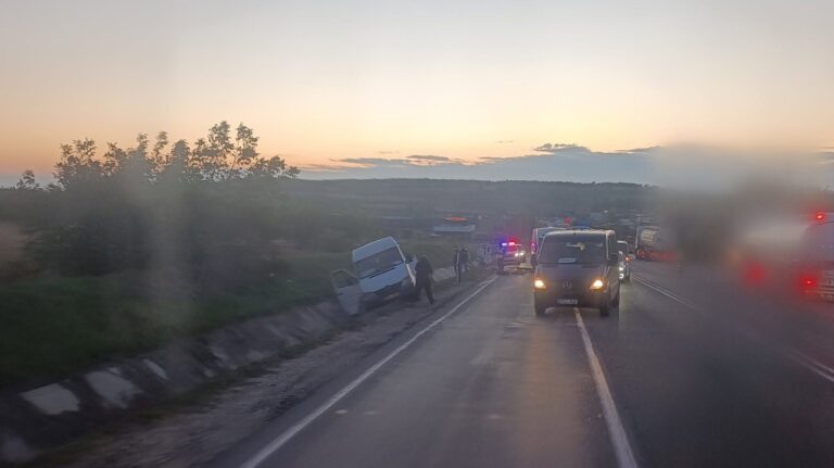 Microbuz de rută, implicat într-un accident la Peresecina