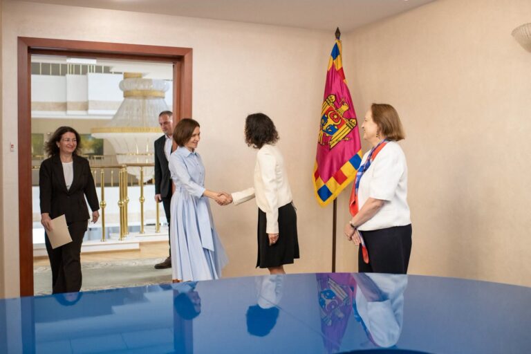 (FOTO) Comisara europeană Hadja Lahbib și-a început vizita în R. Moldova. Ce a discutat cu președinta Maia Sandu