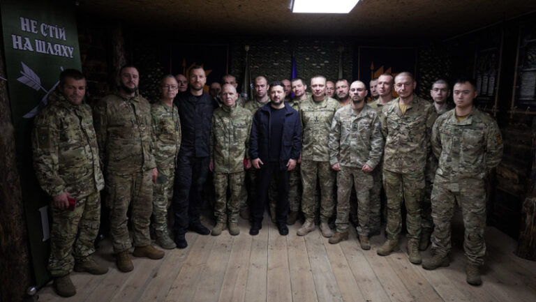 (VIDEO) Zelenski a mers personal pe front pentru a felicita militarii care au participat în spectaculoasa „Operațiune Vivaldi”