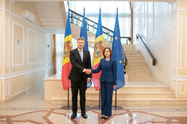 (FOTO) Comisarul european pentru Economie și-a început vizita în R. Moldova. Ce a discutat cu președinta Maia Sandu