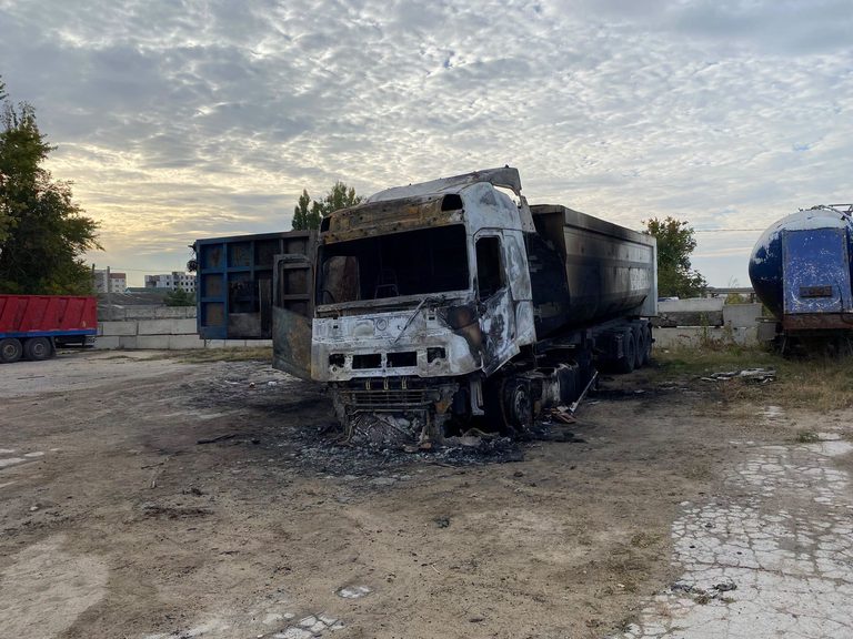 (FOTO) Un camion cuprins de flăcări la Rezina. Incendiul a fost însoțit de o deflagrație