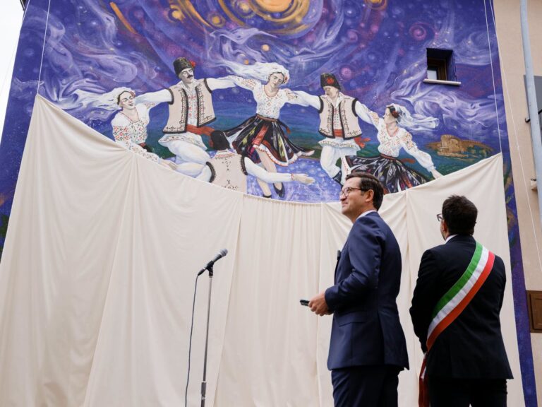 (FOTO) Hora din Moldova, pe peretele unei clădiri din Italia