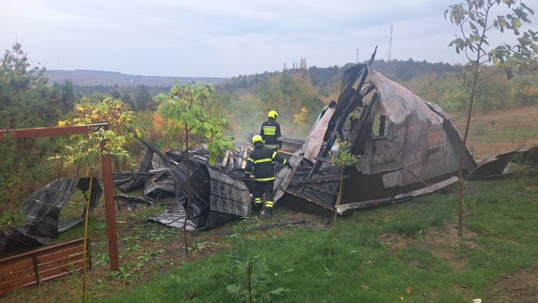 (FOTO) Incendiu la o pensiune din Buțeni: O cabană, cuprinsă de flăcări