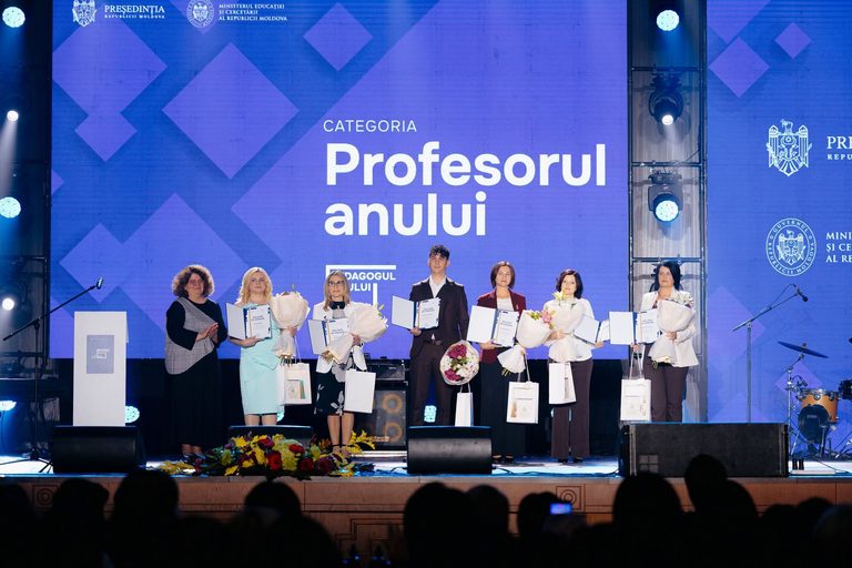 (FOTO) Cei mai buni pedagogi ai anului 2026, premiați la Chișinău