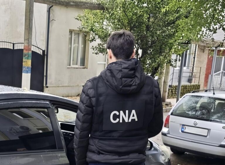 Permise de conducere pentru 2000 de euro: Un bărbat din Bălți, reținut de CNA