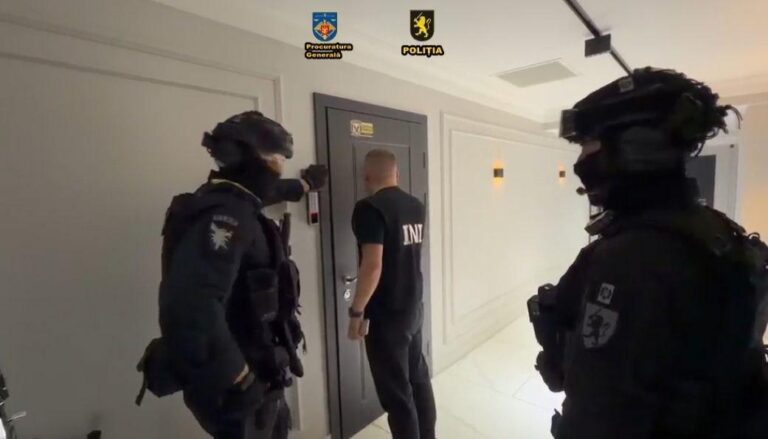 (VIDEO) Zeci de percheziții la cinci call-centre din Chișinău: Opt persoane, reținute