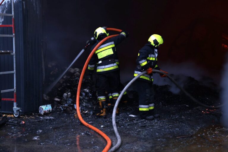 Noi detalii despre incendiul de la Ciorescu: Trei vagonete destinate muncitorilor, distruse de flăcări