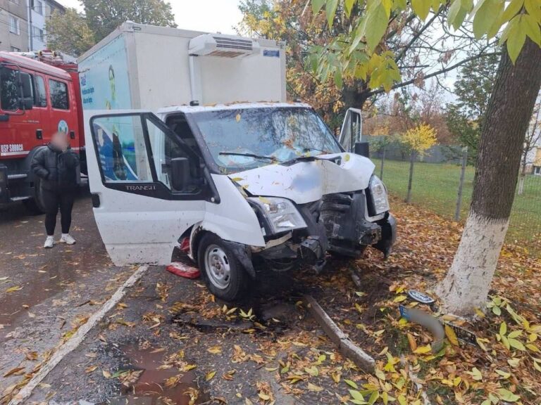 Accident la Soroca: Un bărbat a murit după ce s-a izbit cu mașina într-un copac