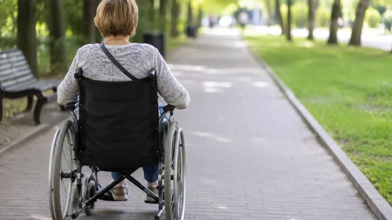Persoanele cu dizabilități severe din copilărie vor putea cumula două pensii