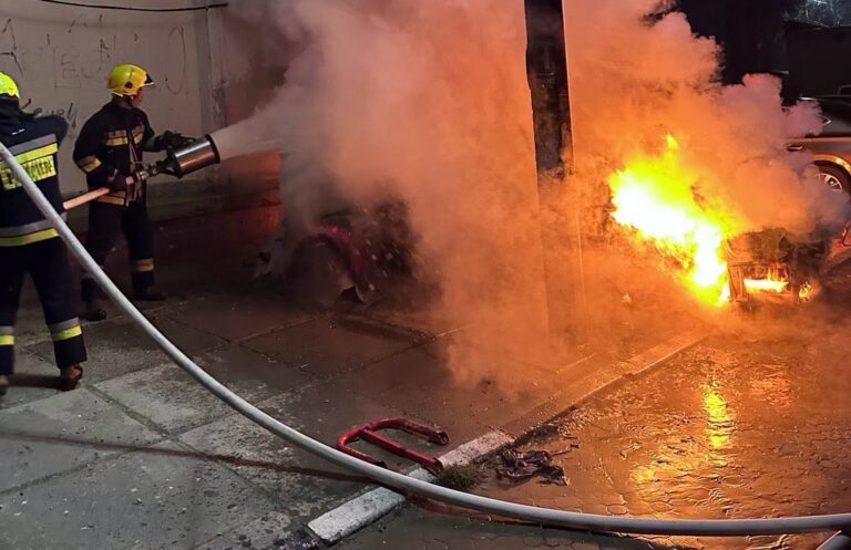Incendiu într-o parcare din Cahul: Două automobile, distruse de flăcări